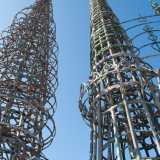...nelle �Watts Tower�, due strutture in acciaio alte 30 metri realizzate a Los Angeles dall�immigrato italiano Simon Rodia...(foto di InSapphoWeTrust)